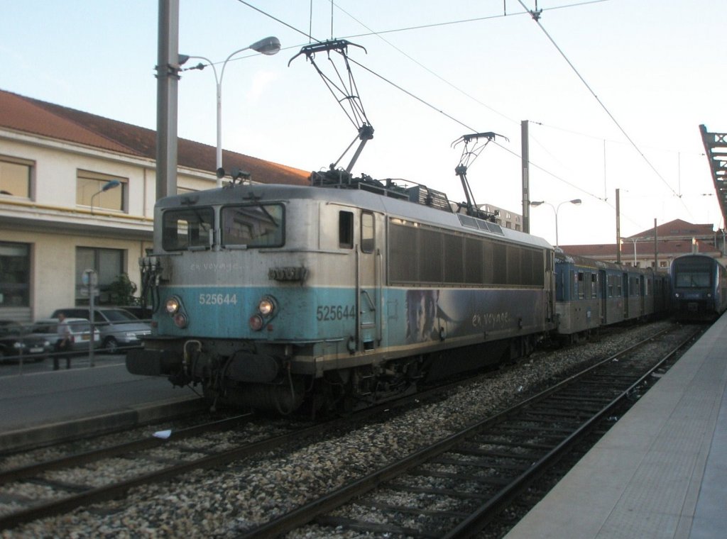 Hier BB526544 mit TER81487 von Marseille St.Charles nach Toulon, dieser Zug stand am 26.7.2010 in Marseille St.Charles.