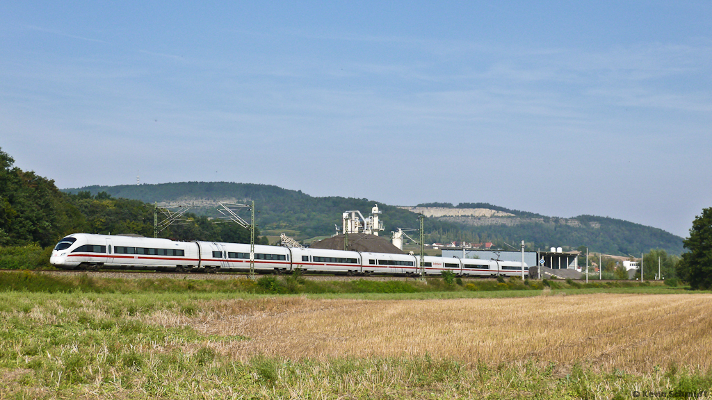 Hier befindet sich ICE 1607 von Hamburg-Altona nach München Hbf gerade mit etwa 10 Minuten Verspätung auf der <a href= https://www.youtube.com/watch?v=DqaBPmjaGNA >Saalbahn</a> zwischen Jena-Göschwitz und Rothenstein (Saale). (03.09.2011)