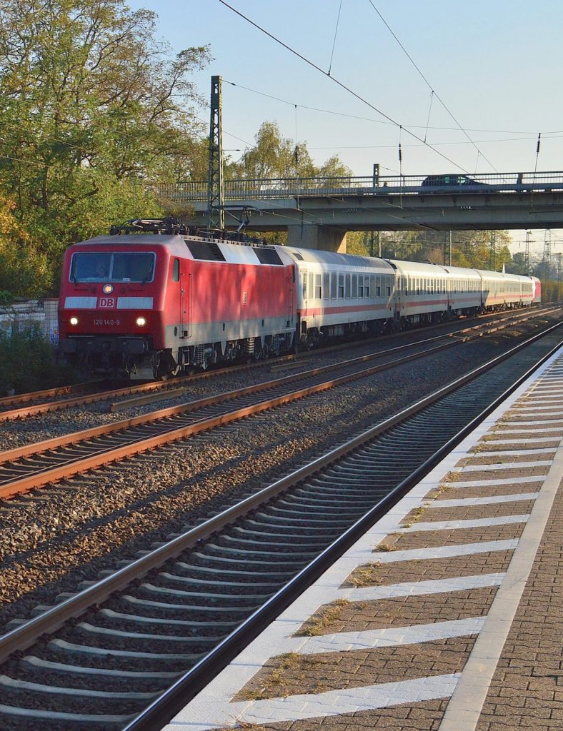 Hier bei Angermund kommt die 120 140-9 mit einem IC vorbei gedonnert an dessen Ende die 101 027-3 kalt anh�ngt.....dieses pseudo Sandwich verdankt seine Existens wohl dem Mangel an Steuerwagen....Sonntag den 28.10.2012
