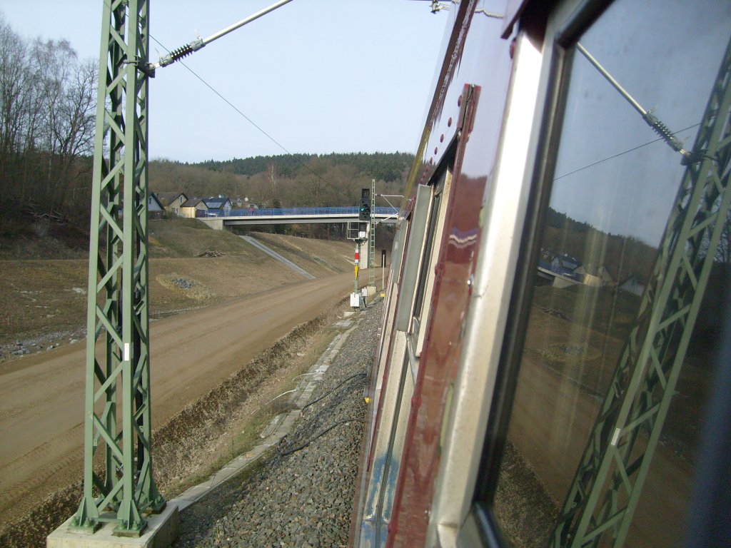 Hier bekommt der AM Triebwagen der Reihe AM 62-79 gerade Einfahrt in den neuen Buschbergtunnel, nachdem er aufgrund seiner Versptung wegen Bauarbeiten zwischen Chene und Pepinster noch die Kreuzung mit einem Thalys abwarten musste. Aufgenommen am 17.3.2010