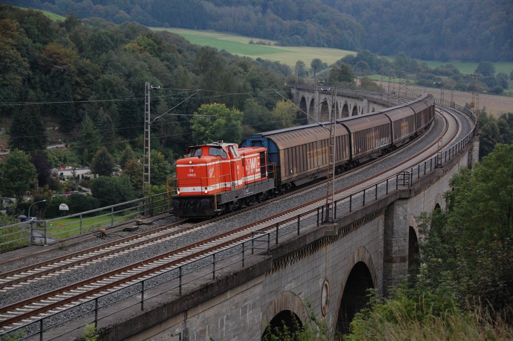 Hier berquert WLE 36 mit dem leeren Spanplattenzug von Lippstadt nach Leopoldstal den Bekeviadukt in Altenbeken, 16.09.2011. 