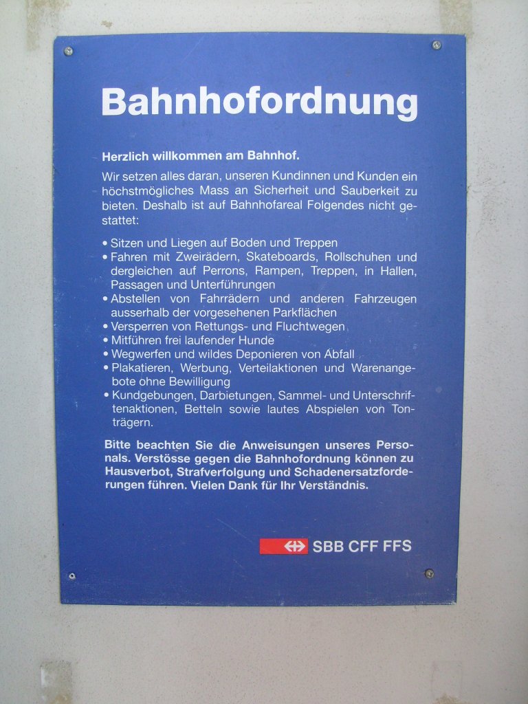 Hier der Beweis, dass Fotografieren in der Schweiz nicht gegen die Bahnhofsordnung verstsst. Aufgenommen am 26.6. in Lyssach.