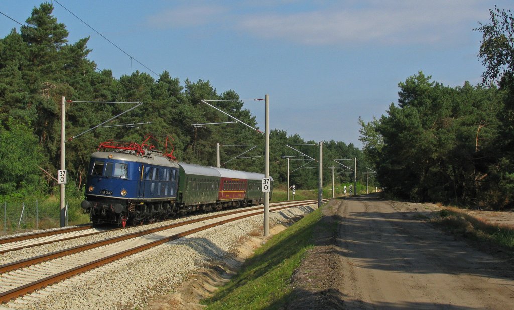 Hier im Bild ist der DPE 13490 von LBO (B�hlen) nach BLN (L�bbenau) gezogen vom sch�nsten E-Zugpferd, dass nicht verkehrsrot ist! Gr��e an die Mannschaft auf der Lok! Durchfahrt bei mir war um 11:05 am 17.09.2011.