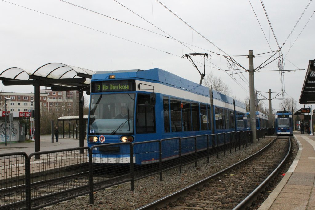 Hier ist der bisher jngste Fahrzeugtyp in Rostock auf der Linie 3 durch Dierkower Kreutz. 26-11-2011