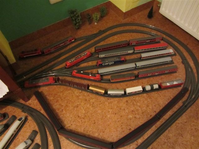 Hier Blick auf eine Mrklin HO-Anlage von ganz links nach rechts:
Zuerst 141 061 mit einem DOSTO-Steuerwagen,1216 238 mit BB Eurofima und DOSTO-DB-Wagen,DB IC mit BB 1.Klasse,SBB 482 039 mit IR-Steuerwagen,1116 199 mit DB-Silberling und BB 2043 034,danach noch Railjet-Garnitur von Roco.(24.12.2011)