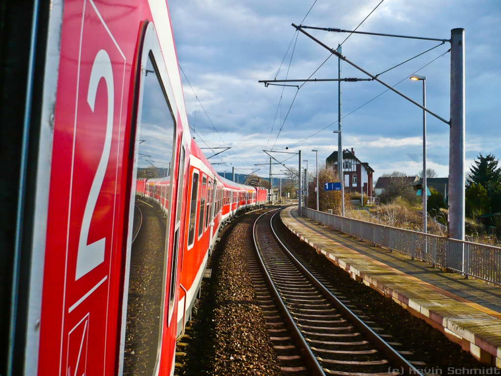 Hier blicken wir aus einem Halberstädter-Steuerwagen der Bauart Bybdzf auf den Bahnsteig am Gleis 1 des Haltepunktes Rothenstein (Saale). (27.03.2010)
