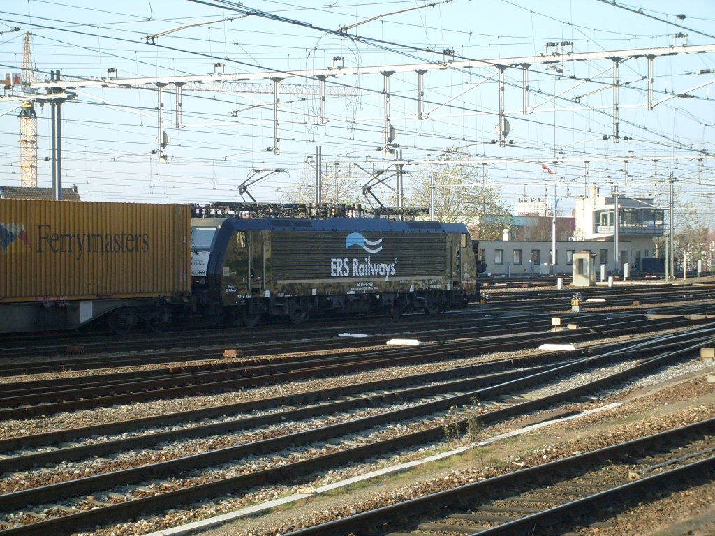 Hier eine BR 189 der ERS Railways am 21.11 im Bahnhof Venlo. Die Lok stand dort die ganze Zeit aufgebgelt an ihrem Containerzug. Der hintere Bgel gehrt allerdings zu einer anderen Lok, die hinter der 186 steht.
