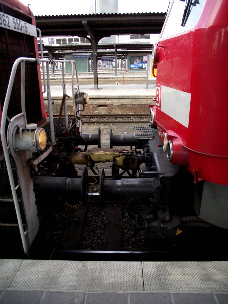 Hier ist eine BR 363 an eine BR 181 gekuppelt am 03.03.13 in Frankfurt am Main Hbf 
