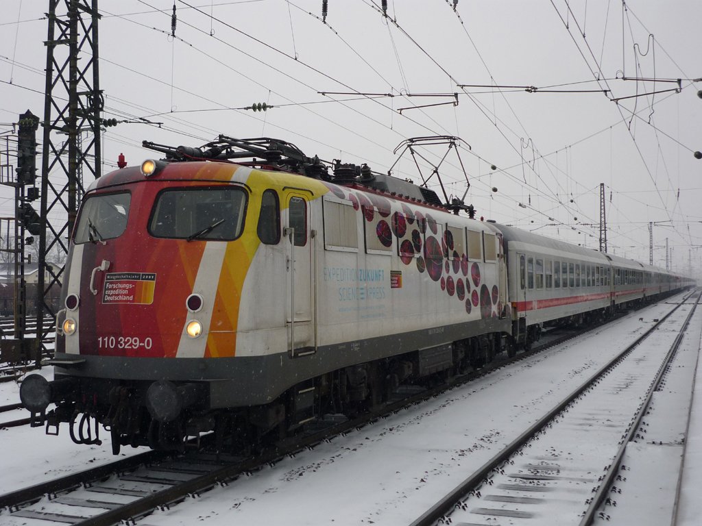 Hier bringt 110 239 Scienc Express den Fussballsonderzug aus Kln, in Augsburg Hbf, am 10,02,2010
