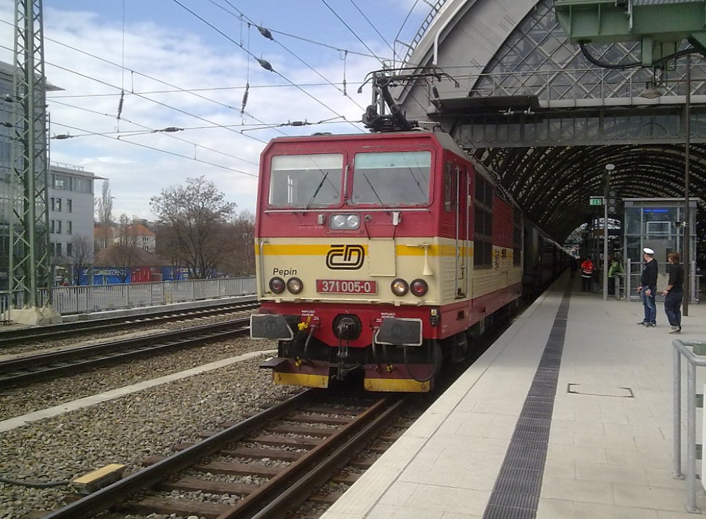 HIer die CD . Sie wurde grade an die Waggons angekuppelt und zur weiterfahrt fertig gemacht.
Obwohl der Zustand der der CD verbesserungswrdig ist (Fensterrahmen)
Dresden den 3.4.10
