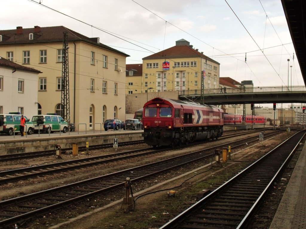 Hier die Class 66 DE 61 im Regensburger Hbf am 20.03.2010. 