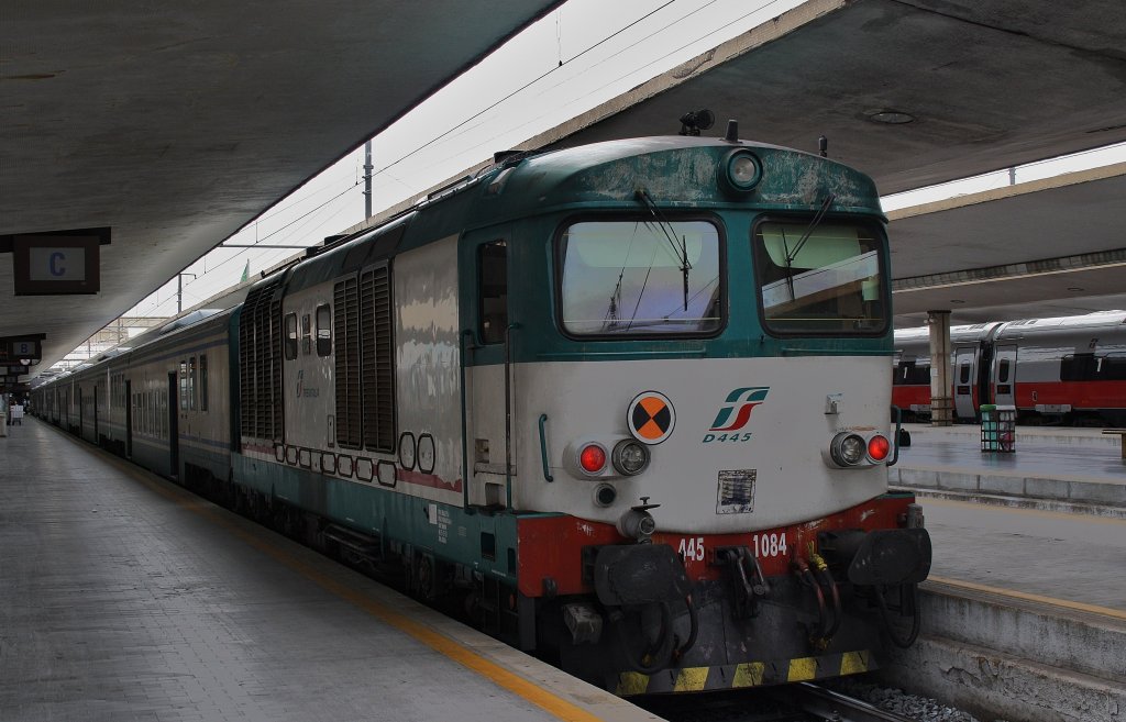 Hier D445 1084 mit R21464 von Borgo S. Lorenzo nach Firenze S.M.N., dieser Zug stand am 21.7.2011 in Firenze S.M.N.