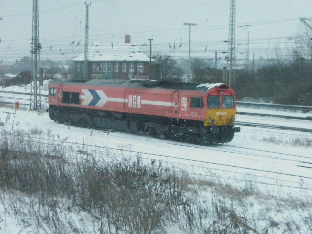 Hier DE 671 der HGK, bei der Ausfahrt am 18.1.2010 aus dem Angermnder Gterbahnhof.
