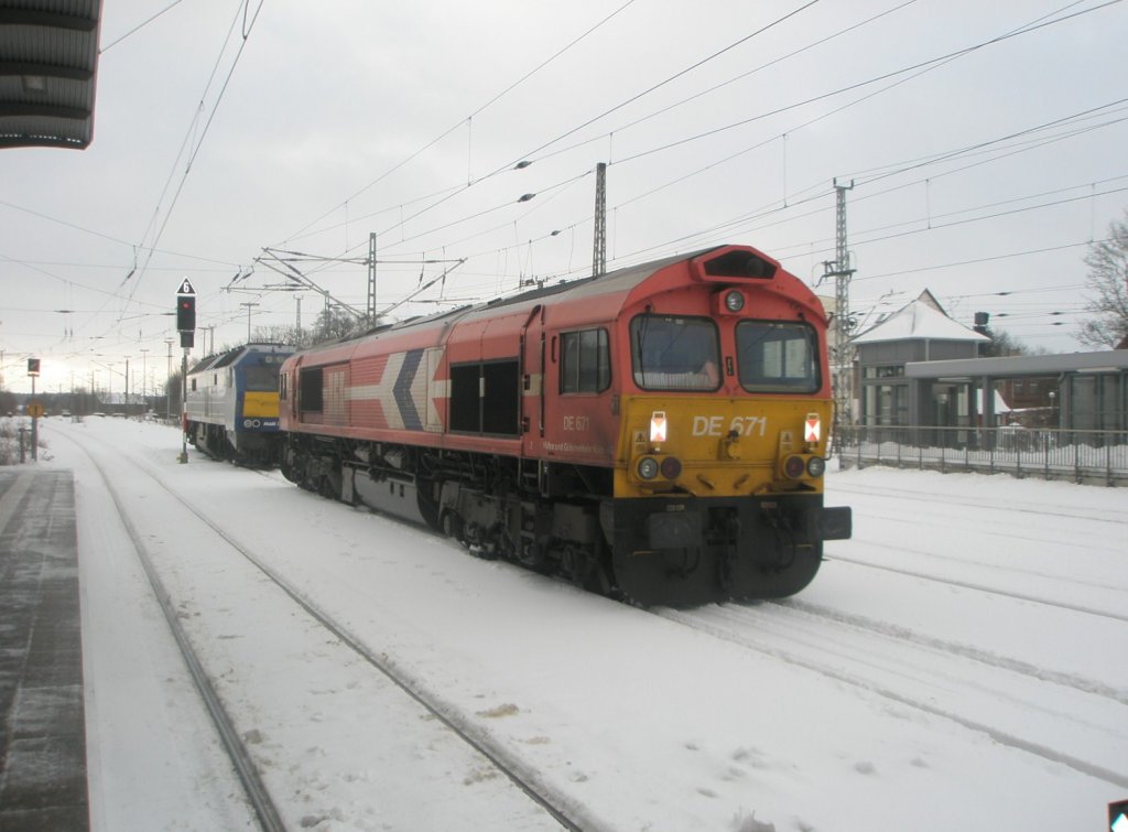 Hier DE671 der HGK und im Hintergrund DE2700-07 der NOB, diese beiden Loks standen am 3.2.2010 in Angermnde.