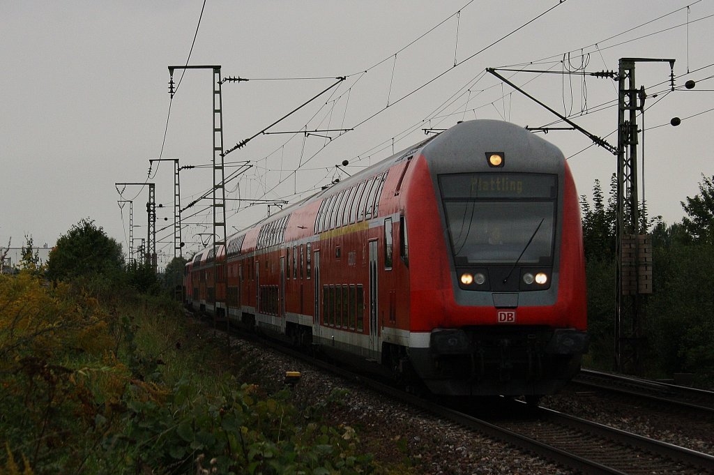 Hier Der RE nach Plattling mit 111 217 -6 am 15.09.2010 in Obertraubling.