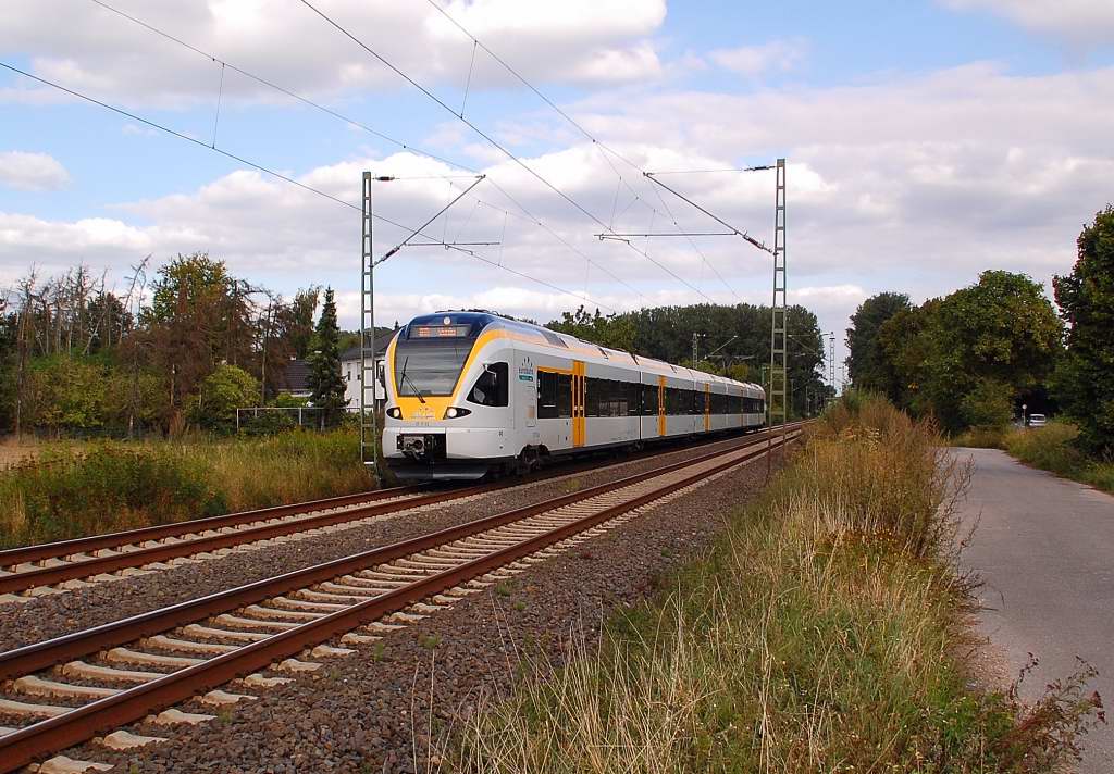 Hier donnert der Grasschnupperexpress alias RE 13 gen Mnchengladbach am Samstag den 1.September 2012. Es ist der Eurobahntriebwagen ET 7.12 der abgelichtet ist.