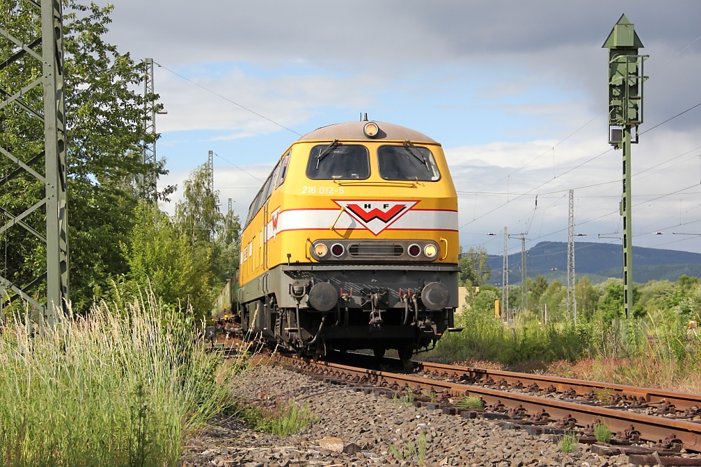 Hier drckt die 216 012-5 den leeren Schotterzug in das ansonsten verwaiste Abstellgleis 5 in Eschwege West. Aufgenommen am 18.06.2011.