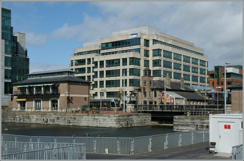 Hier ist das Dublin Luas-Tram in den  Docks  erst auf den zweiten Blick zu sehen, was fr die diskrete Einbindung dieses durchaus ntzlichen Verkehrsmittel spricht.
14. April 2013