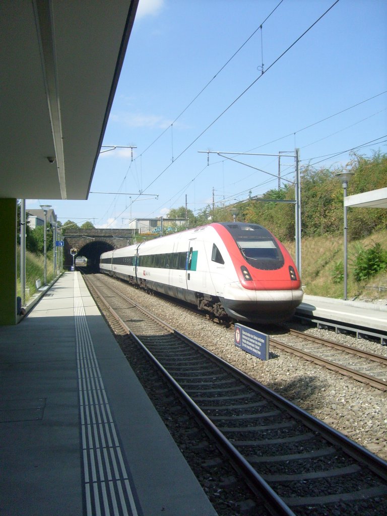 Hier durcheilt ein ICN am 2.9. den Bahnhof Basel Dreispitz in Richtung Laufen.