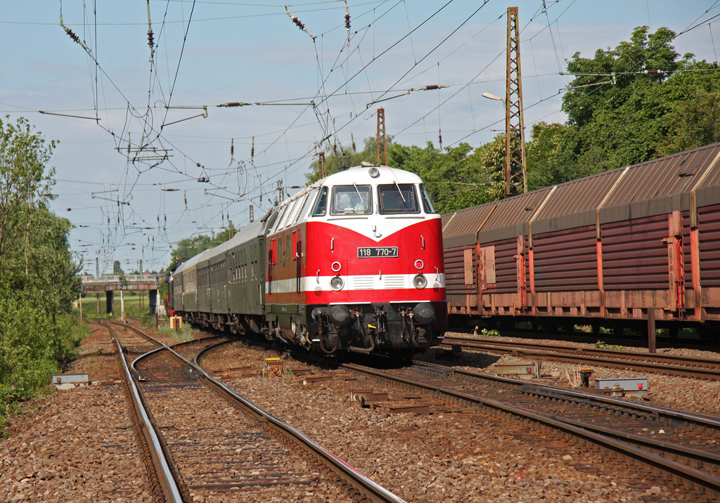 Hier durchfhrt 118 770-7 am 09.06.2012 den Bahnhof Leipzig-Wiederitzsch. Die Aufnahme ist ein Nachschu, die 118 ist hier Schlulok eines Sonderzuges.