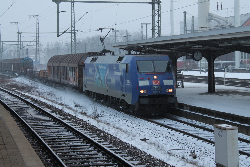 Hier durchfhrt die Albatros 152er mit ihrem Gterzug am 23.2.13 durch den Bahnhof Gttingen.