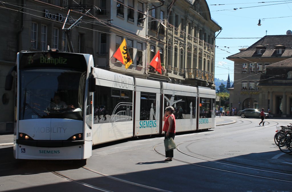 Hier durchfhrt eine Combino Tram am 14.9. das gerade erst sanierte Weichendreieck in Bern an der Zytklogge