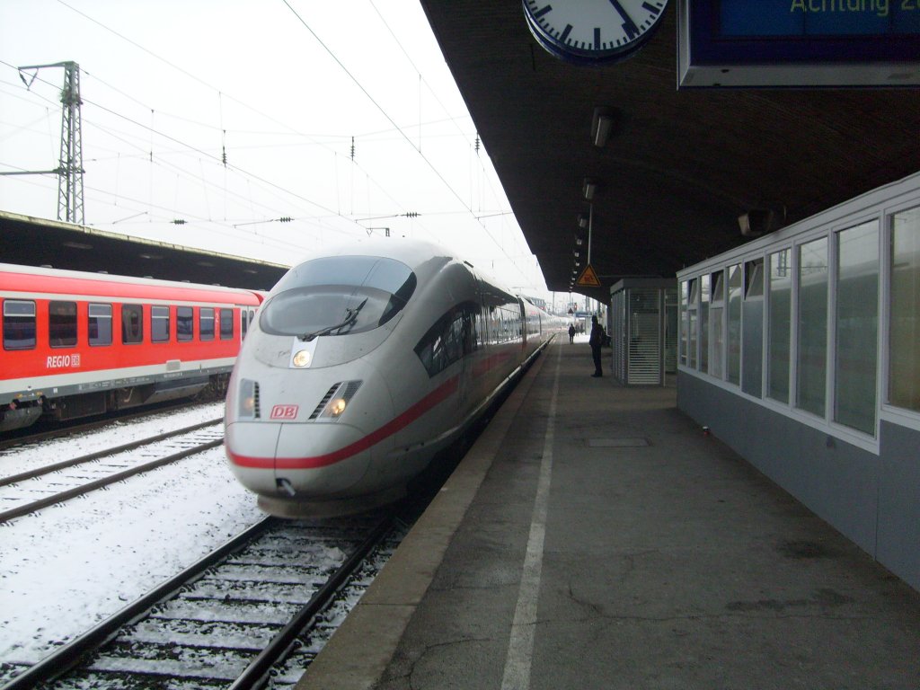Hier durchfhrt ein ICE3 durch den Bahnhof Kln Messe/Deutz auf den letzten Metern seiner Reise von Mnchen nach Kln am 3.12.