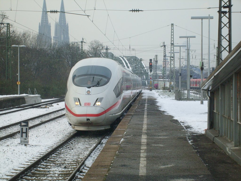 Hier durchfhrt gerade ein ICE3 am 3.12. den Bahnhof Kln Messe/Deutz auf Gleis 4.