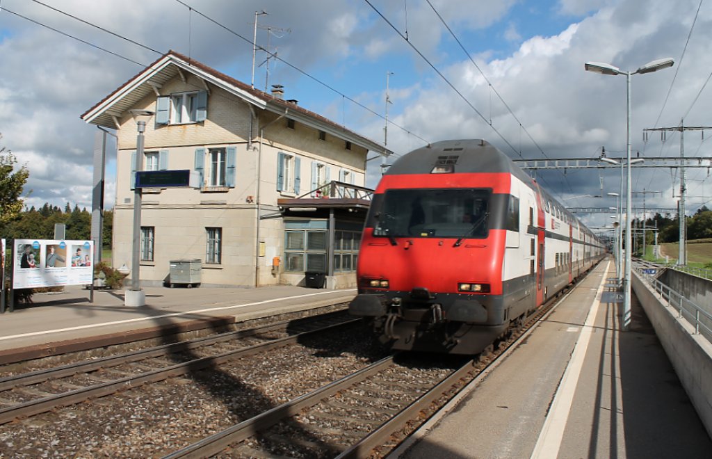 Hier durchfhrt eine IC2000 Garnitur als IR nach Bern am 9.10. den Bahnhof Hindelbank.