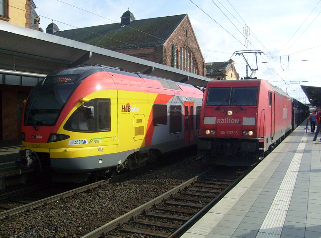 Hier durchfhrt eine Lok der Baureihe 185 am 1.7.2012 den Bahnhof Gieen neben einem FLIRT der HLB.