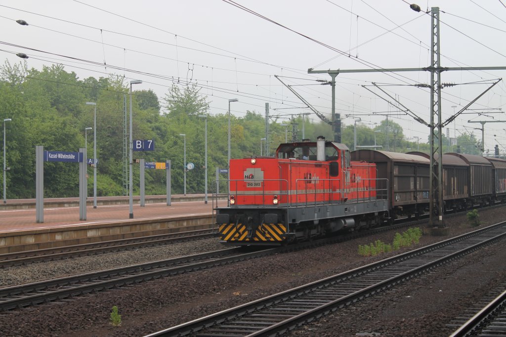 Hier durchfhrt die Lok DG 202 der HLB mit einem recht langen Gterzug den Bahnhof Kassel Wilhelmshhe am 27.5.13. Leider konnte ich die genaue Bezeichung der Lok nicht herausfinden.