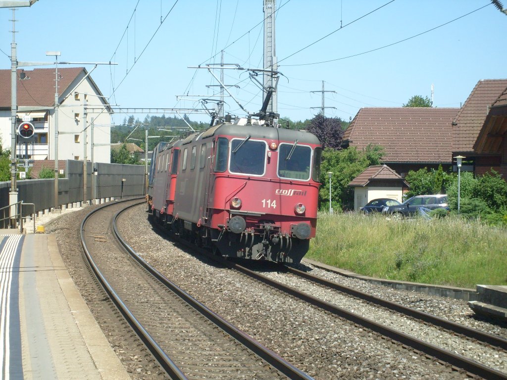 Hier durchfahren zwei Re 436 der Crossrail am 26.6. die Kurve in der Einfahrt von Lyssach. 