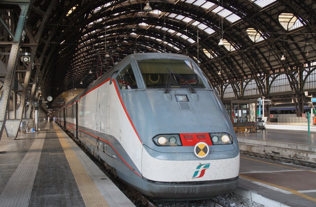 Hier E414.128 als ESC9713 von Milano Centrale nach Venezia Santa Lucia, dieser Triebzug stand am 11.7.2011 in Milano Centrale.