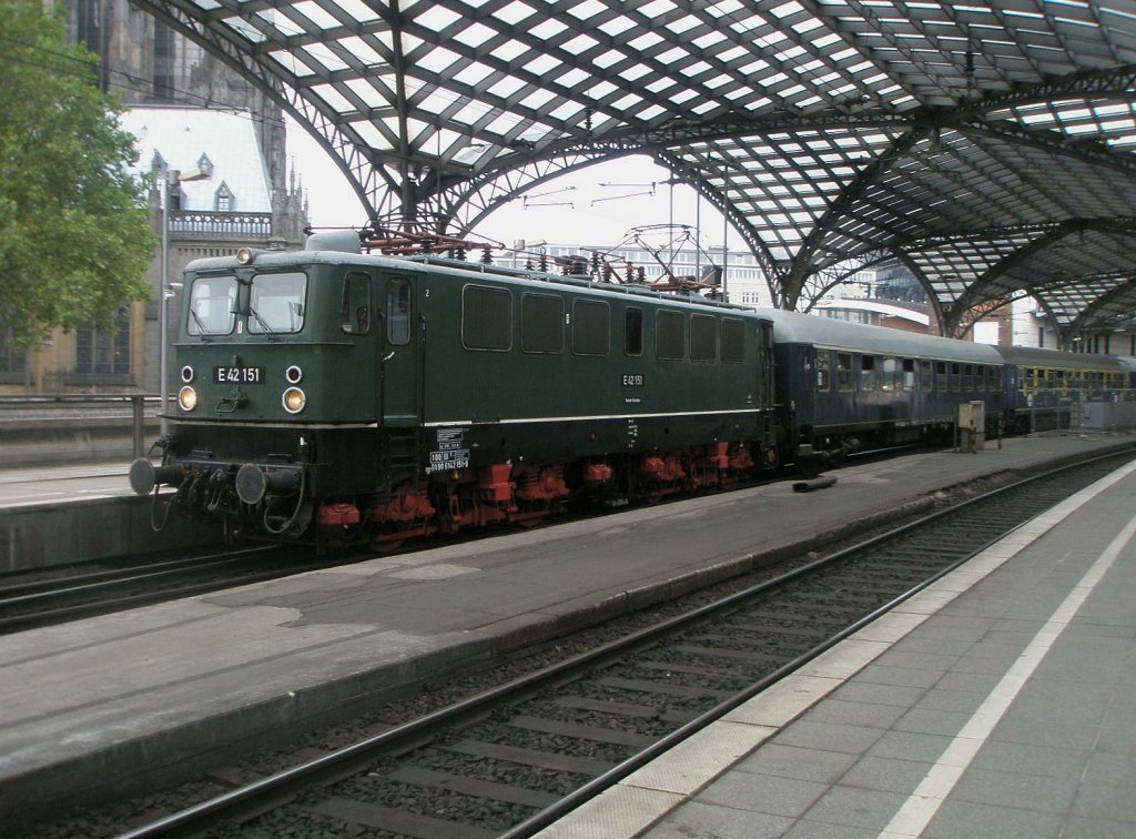 Hier E42 151 mit DPE 1766 von Kln Hbf. nach Rothenburg(Wmme), bei der Ausfahrt am 13.10.2010 aus Kln Hbf.