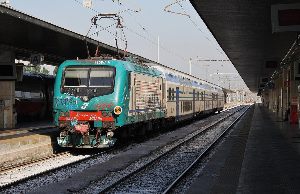 Hier E464 310 mit R2828 von Venezia Santa Lucia nach Udine, bei der Ausfahrt am 14.7.2011 aus Venezia Santa Lucia. 
