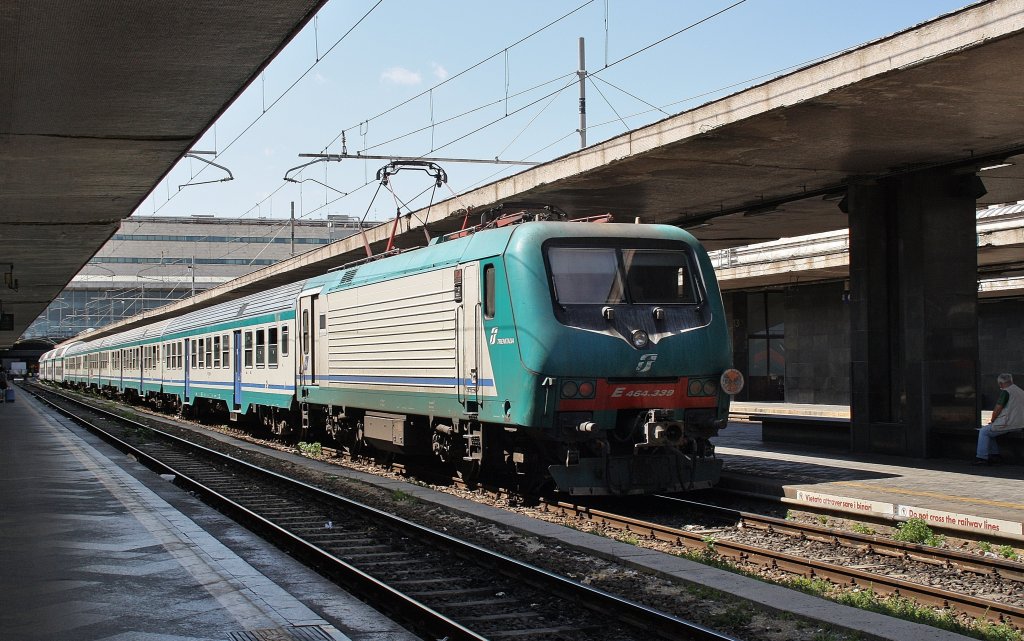 Hier E464 339 mit R12209 von Roma Termini nach Nettuno, dieser Zug stand am 16.7.2011 in Roma Termini.