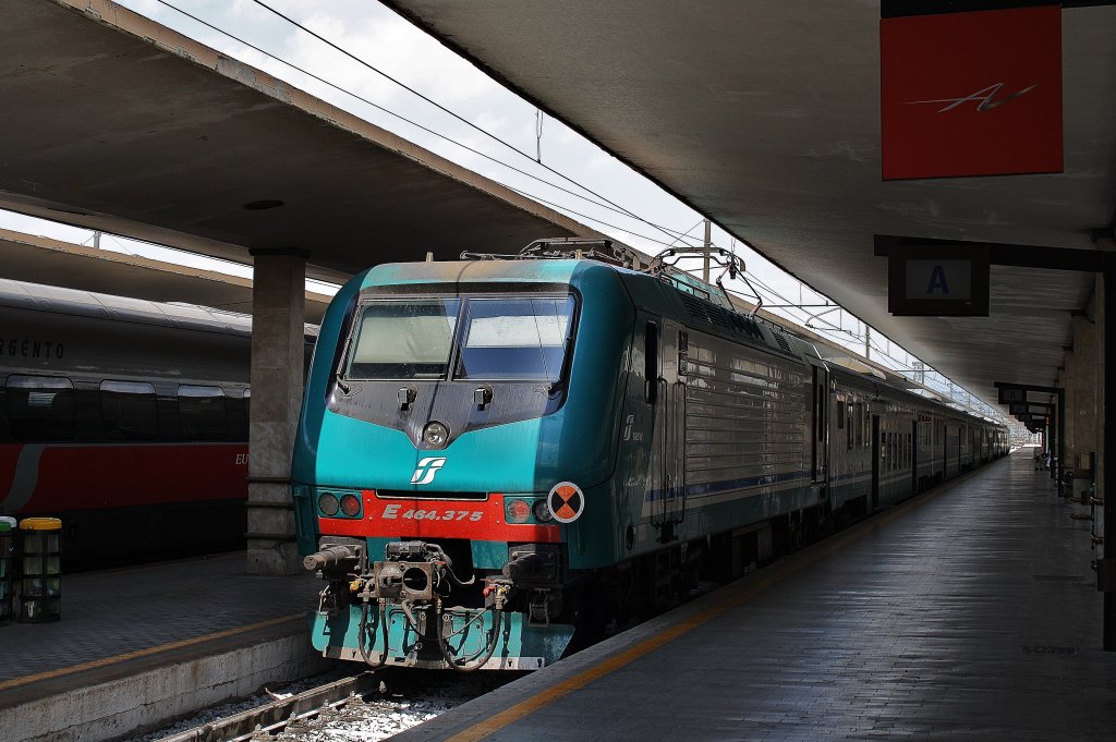 Hier E464 375 mit R11663 von Firenze S.M.N. nach Chiusi-Chianciano Terme, dieser Zug stand am 17.7.2011 in Firenze S.M.N. 