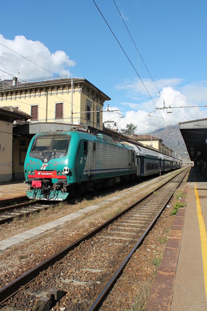 Hier eine E464 abfahrbereit mit ihrem Doppelstockzug am 26.10. in Domodossola.