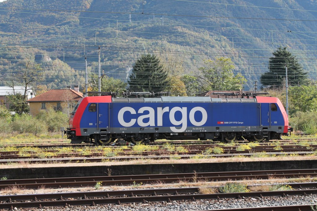 Hier eine E484 der SBB Cargo am 26.10. abgestellt in Domodossola