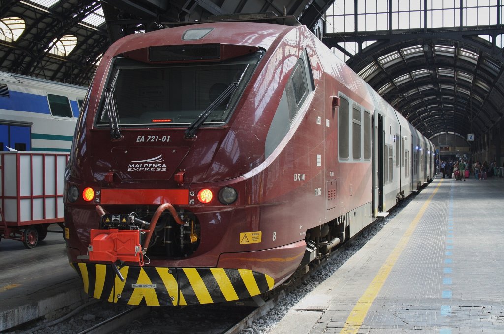 Hier EA721-01 als R2191 von Milano Centrale nach Malpensa Aeroporto, dieser Triebzug stand am 11.7.2011 in Milano Centrale.