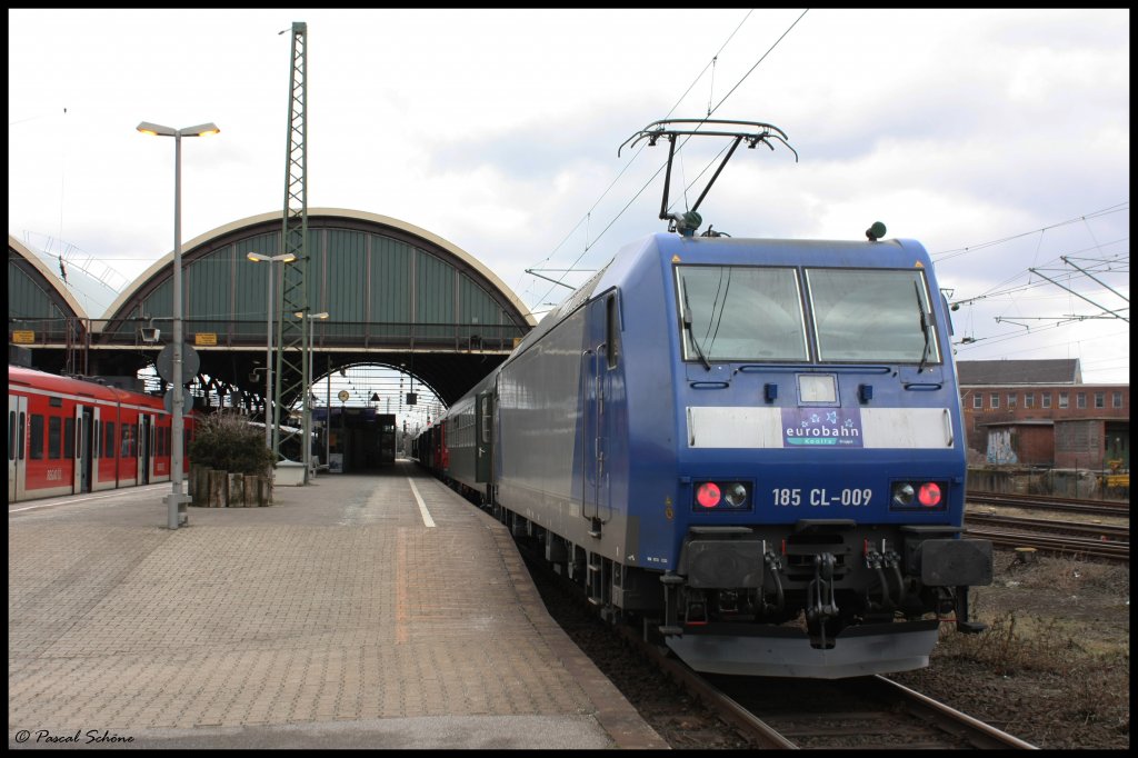 Hier der eigentliche Grund meiner Fahrt nach Mnchengladbach: Die z.Z. gemichten Parks der Eurobahn!
Hier zu sehen die 185 009 von der Eurobahn bzw. der Keolis Gruppe als Zug bzw. Schublok eines  Mischparks  der als RE13 eingesetzt wurde.
21.02.10 13:18

