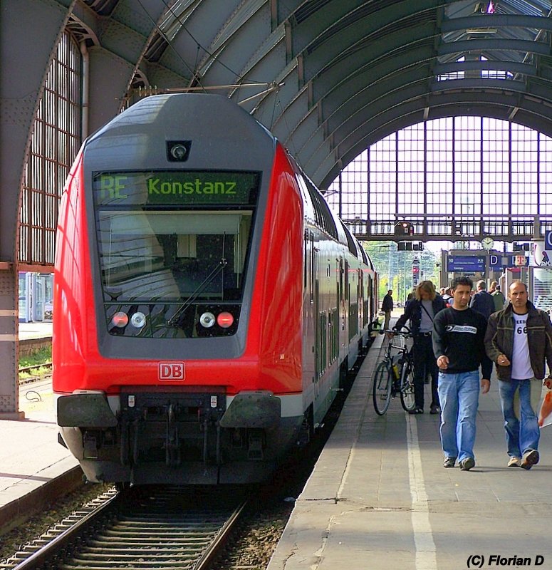 Hier ein 766.4 Steuerwagen von der Schwarzwaldbahn!
Kurz vor seiner Abfahrt nach Konstanz ber Rastatt, Offenburg, Villingen, Singen und Radolfzell.
30.09.2007