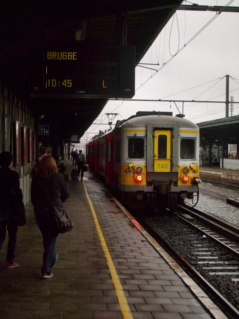 Hier ein AM 62-79 als L-Zug nach Brugge am 8.9. in Gent St. Pietres.