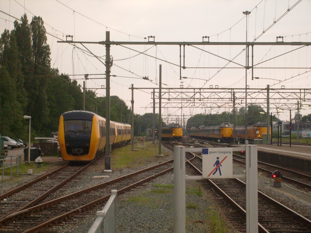 Hier ein Blick in die Abstellgruppe des Bahnhofes von Enschede. Wie das Schild im Vordergrund zeigt wurde das Bild noch vom Bahnsteig aus aufgenommen.