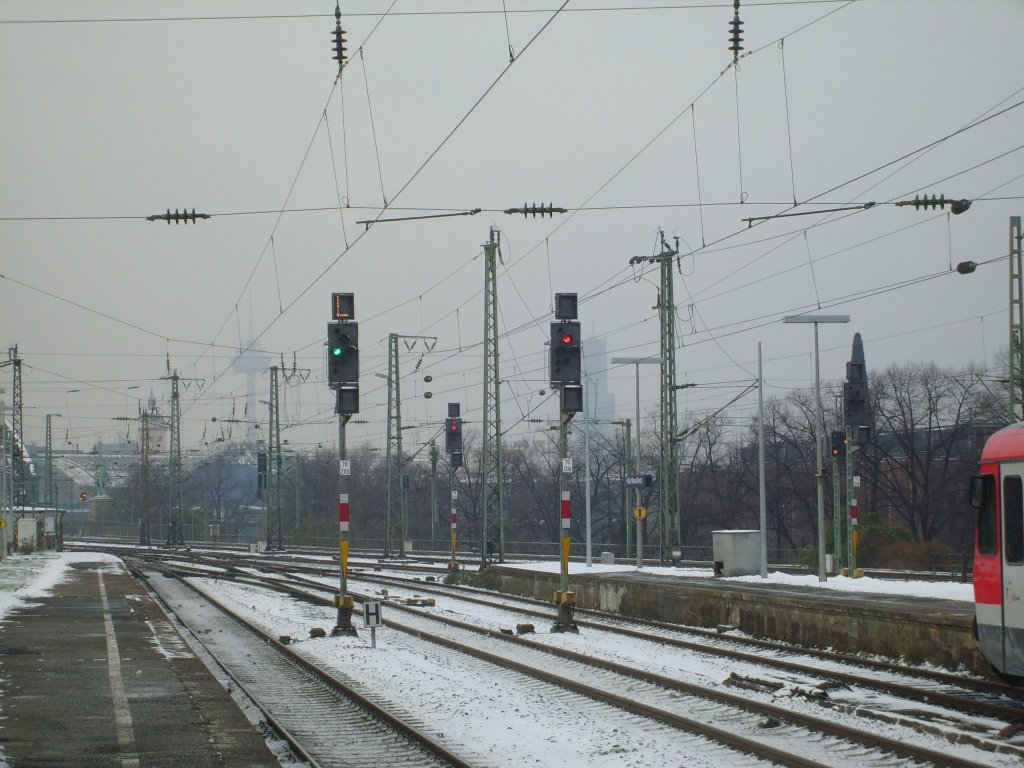 Hier ein Blick aus dem Bahnhof Kln Messe/Deutz in Richtung Hohenzollernbrcke mit den Ausfahrsignalen am 3.12.