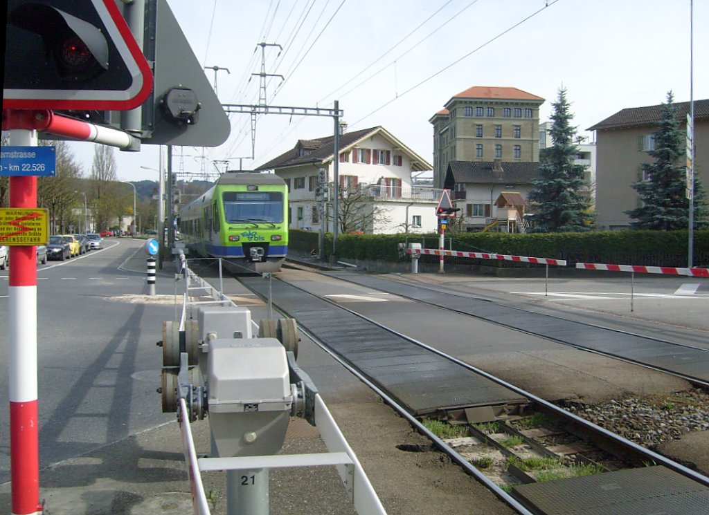 Hier ein BLS NINA am 3.4. beim berqueren eines Bahnberganges vor dem Bahnhof Burgdorf-Steinshof.