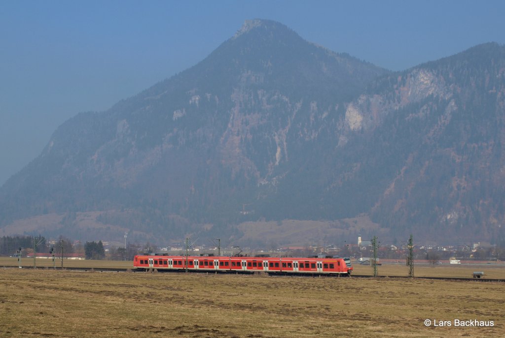 Hier ist ein ET der BR 425 als RB 79067 nach Kufstein beim Kloster Reisach Richtung Oberaudorf unterwegs. Aufgenommen am 5.03.11.