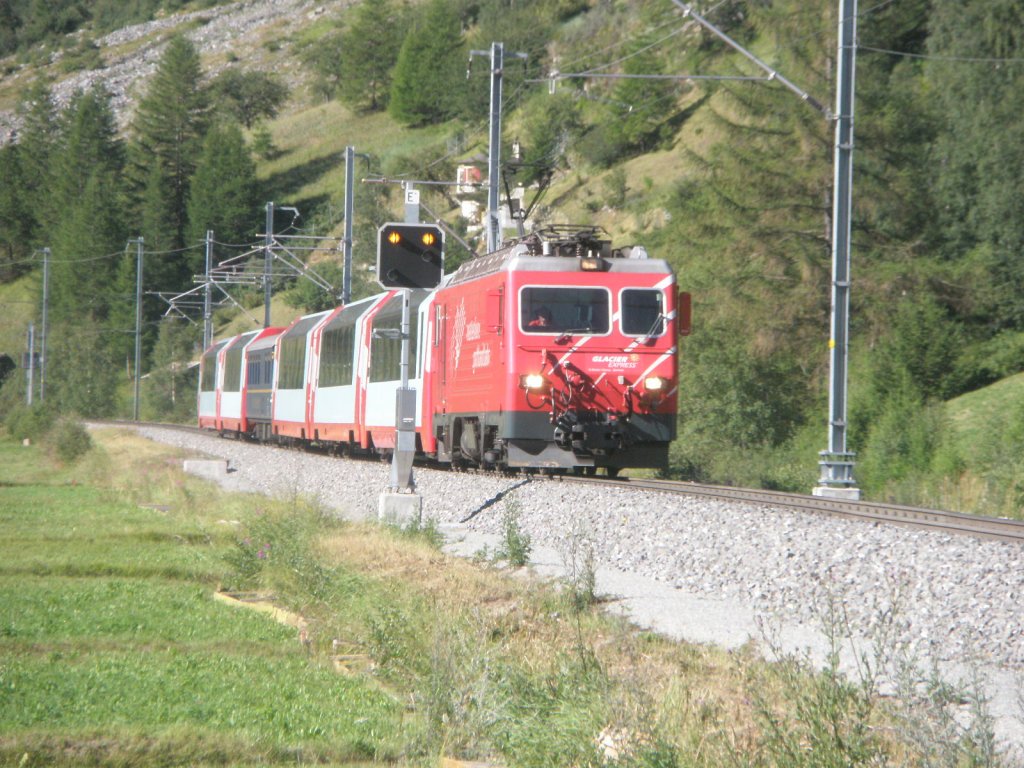 Hier ein Glacier Express nach St.Moritz, bei der Durchfahrt am 26.7.2009 durch Tsch.