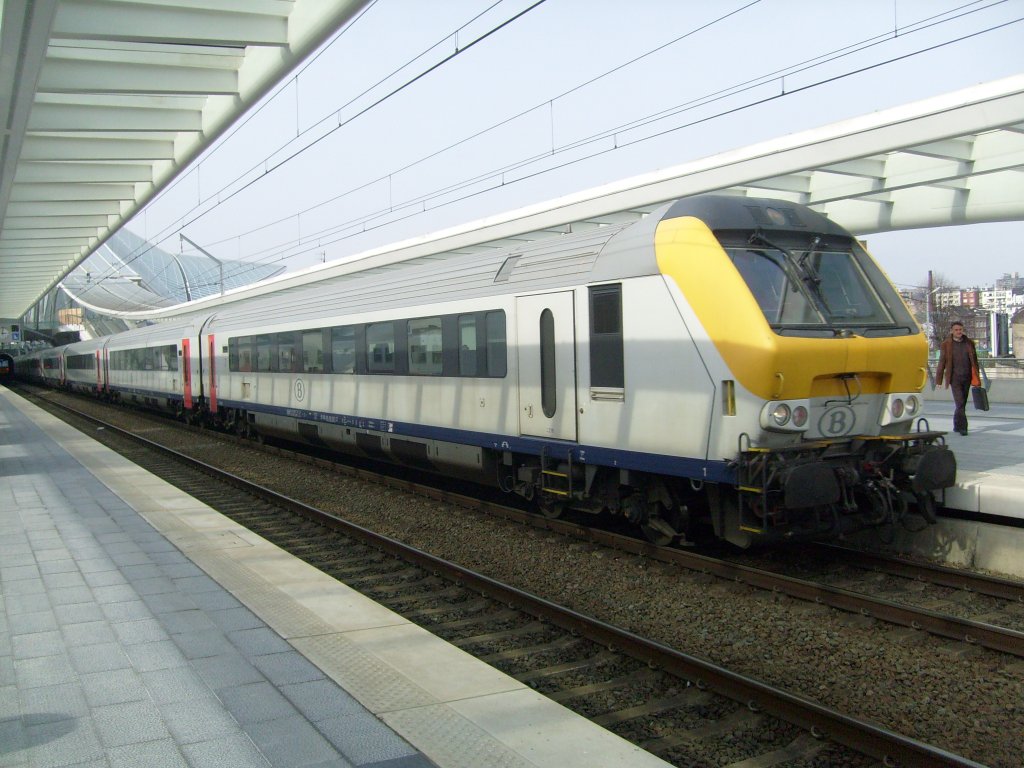 Hier ein I11 Steuerwagen an einem IC nach Maastricht am 17.3. in Li�ge Guillemins auf Gleis 1.
