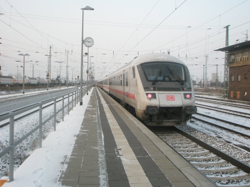 Hier ein IC D�sseldorf Hbf. zum Ostseebad Binz, bei der Ausfahrt am 19.12.2009 aus Angerm�nde.